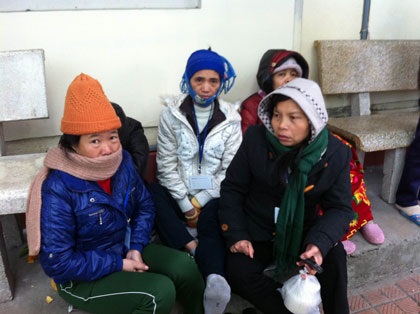 Khổ như chăm người ốm đợt lạnh buốt kéo dài... - 10 Núp trong góc tường tại Viện tim mạch quốc gia (BV Bạch Mai) để trốn rét.