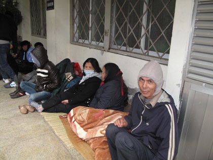 Khổ như chăm người ốm đợt lạnh buốt kéo dài... - 9 Núp trong góc tường tại Viện tim mạch quốc gia (BV Bạch Mai) để trốn rét.