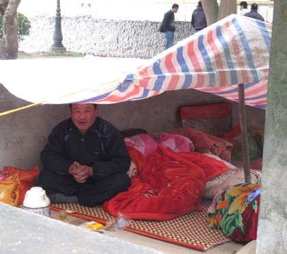 Khổ như chăm người ốm đợt lạnh buốt kéo dài... - 8 Núp trong góc tường tại Viện tim mạch quốc gia (BV Bạch Mai) để trốn rét.