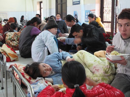 Khổ như chăm người ốm đợt lạnh buốt kéo dài... - 5 Người bệnh cũng phải mang thêm chăn ấm.