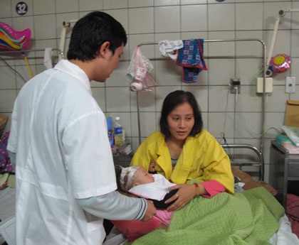 Khốn khổ “dính” dịch tiêu chảy ngày giá rét - 1 Bệnh nhi tiêu chảy do rota vi rút đang điều trị tại khoa Nhi (BV Bạch Mai). Ảnh: H.Hải