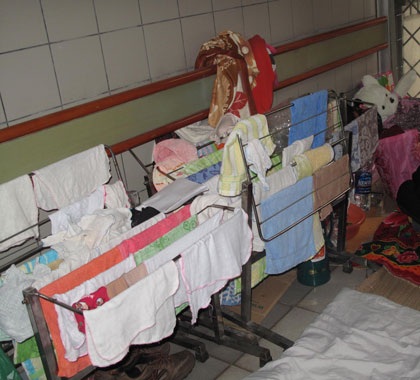 Khốn khổ “dính” dịch tiêu chảy ngày giá rét - 2 Bệnh nhi tiêu chảy do rota vi rút đang điều trị tại khoa Nhi (BV Bạch Mai). Ảnh: H.Hải