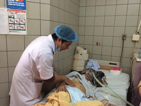 Thăm khám cho bệnh nhân tại khoa Hô hấp (BV Bạch Mai). Ảnh: T.A