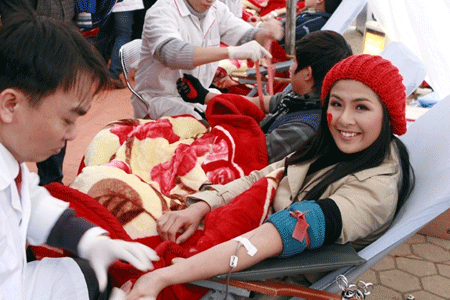 Hoa hậu Ngọc Hân trong một lần hiến máu tình nguyện. 