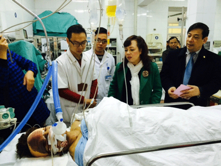 Bệnh nhân kể tội nhân viên y tế với Bộ trưởng - 2 Bà Nhung tố với Bộ trưởng về thái độ nhân viên y tế tuyến cơ sở. Ảnh: H.Hải