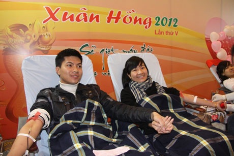 700 cặp đôi tay trong tay... hiến máu cứu người - 2 Nguyệt rất hạnh phúc
khi cùng bạn trai hiến máu kỷ niệm ngày lễ tình nhân