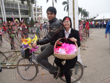 700 cặp đôi tay trong tay... hiến máu cứu người - 3 Nguyệt rất hạnh phúc
khi cùng bạn trai hiến máu kỷ niệm ngày lễ tình nhân