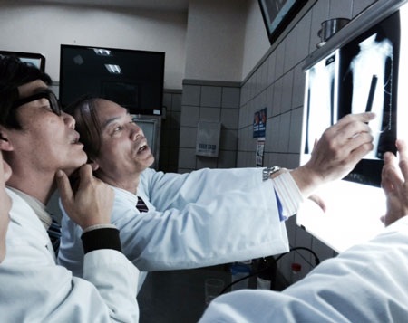 PGS.TS Nguyễn Tiến Dũng và PGS.TS Bùi Vũ Huy cùng hội chẩn