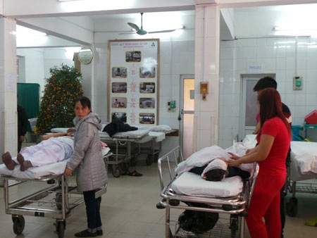 Nỗ lực bóp bóng, ép tim cứu sống người bệnh.