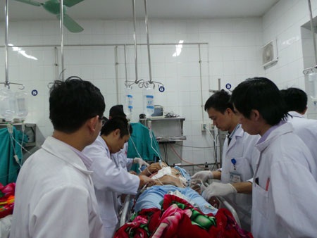 Nỗ lực bóp bóng, ép tim cứu sống người bệnh.