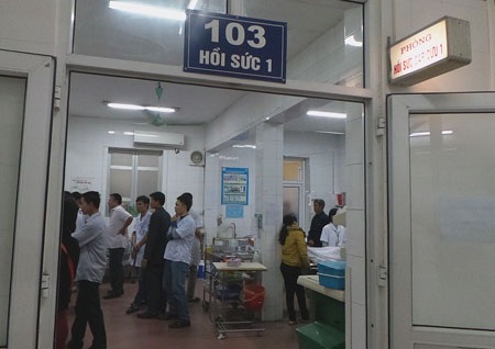 Nỗ lực bóp bóng, ép tim cứu sống người bệnh.