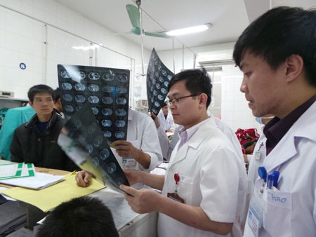 Nỗ lực bóp bóng, ép tim cứu sống người bệnh.