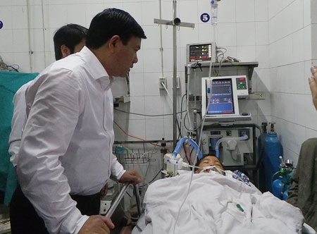 Bộ trưởng Đinh La Thăng thăm hỏi, tặng quà bệnh nhân TNGT tại BV Việt Đức.