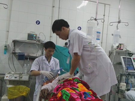 Nỗ lực bóp bóng, ép tim cứu sống người bệnh.