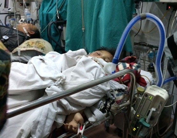 Thân nhiệt em đã hạ, các chỉ số sống hầu như không còn. Ảnh: T.A