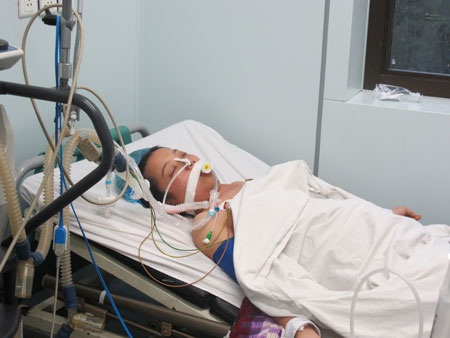 Bệnh nhân biến chứng nặng do cúm, hiện đang phải thở máy tại BV Bệnh nhiệt đới T.Ư. Ảnh: H.Hải