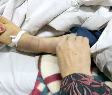 Bé trai 8 tuổi hôn mê sâu, nguy kịch vì bị bố đánh - 2 Toàn thân bé nhiều chỗ tím tái, sưng vù. (Ảnh: T.Anh)