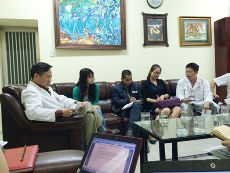 Một bệnh nhân tử vong đột ngột khi đang tán sỏi nội soi - 1 PGS Đoàn Hữu Nghị trả lời báo chí về ca tử vong. Ảnh; H.Hải