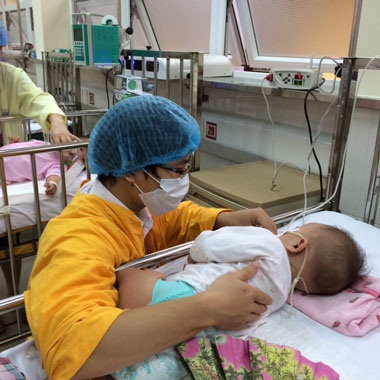 Một ông bố trẻ ở Hà Tĩnh đang thay vợ chăm con tại BV Nhi Trung ương. Con anh đã nằm viện