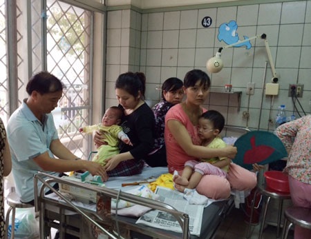 Khám triền miên đến 11h đêm vì quá tải bệnh nhi - 3 Tình trạng quá tải tại khoa Nhi, Bạch Mai