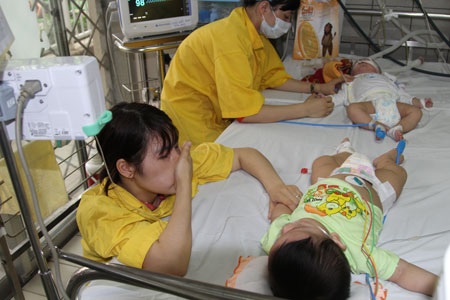 Một ông bố trẻ ở Hà Tĩnh đang thay vợ chăm con tại BV Nhi Trung ương. Con anh đã nằm viện