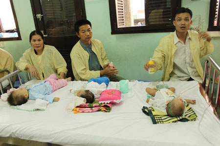 Khám triền miên đến 11h đêm vì quá tải bệnh nhi - 1 Cảnh 3 bệnh nhi/1 giường bệnh diễn ra phổ biến ở hầu hết các khoa tại BV Nhi T.Ư: Ảnh: Hảo Hảo