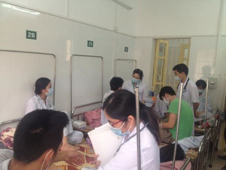 Hàng loạt người lớn nhập viện vì biến chứng sởi - 2 Bệnh nhân sởi người lớn điều trị tại khoa Truyền nhiễm (BV Bạch Mai). Ảnh: BS Đ.D.C