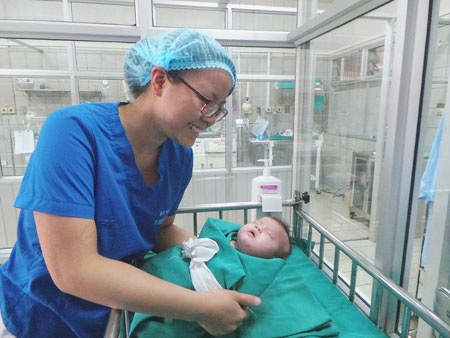 Cứu sống trẻ 800gram suy thận cấp ngay khi vừa lọt lòng - 2 Bé Phạm Thị Vy trong ngày xuất viện, nặng 3,1kg, hoàn toàn khỏe mạnh, ăn ngủ tốt. Ảnh: H.Hải