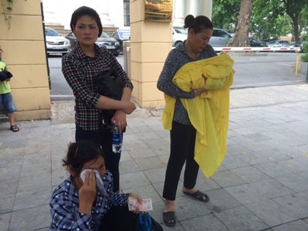 Thai nhi 34 tuần chết lưu bất thường khi đang theo dõi tại viện? - 1 Người nhà đau đớn mang em bé về nhà mai táng ngay sau ca phẫu thuật.