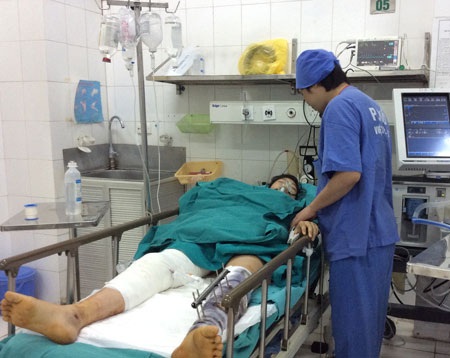Nữ sinh 15 tuổi nguy kịch vì tai nạn xe đạp điện - 1 Nữ sinh này vẫn đang trong tình trạng nguy kịch sau khi tông trực diện xe đạp điện vào ô tô.