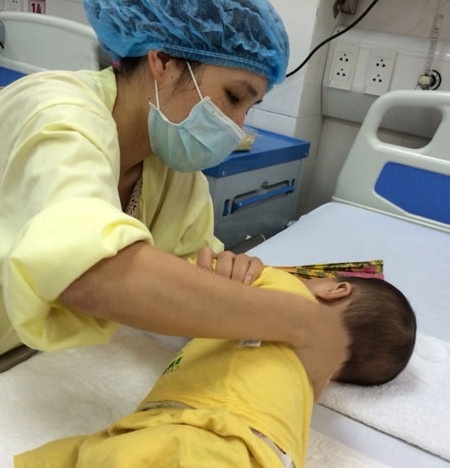 Bé sơ sinh 15 ngày tuổi viêm phổi vì biến chứng sởi