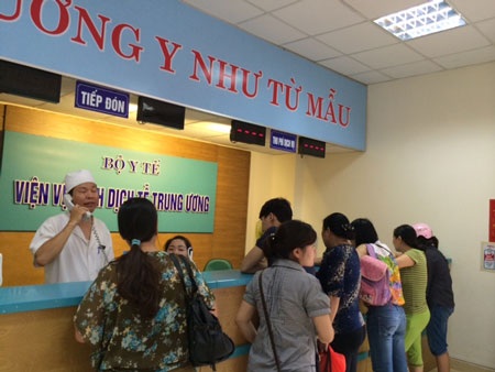 Sốt ruột cảnh chờ 4-5 tiếng để tiêm 1 mũi vắc xin dịch vụ - 3 Hồng Hải