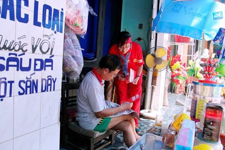 Khởi động “Hành trình đỏ” tại miền Bắc - 1 Tình nguyện viên tuyên truyền hiến máu tại nhà dân ở Hòa Bình