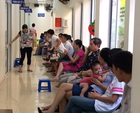 Sốt ruột cảnh chờ 4-5 tiếng để tiêm 1 mũi vắc xin dịch vụ - 7 Hồng Hải