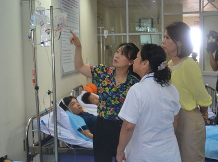 Đình chỉ 88 cơ sở y dược hành nghề không phép - 1 TS Lưu Thị Liên, Phó Giám đốc Sở Y tế Hà Nội kiểm tra tại phòng khám 12 Kim Mã.