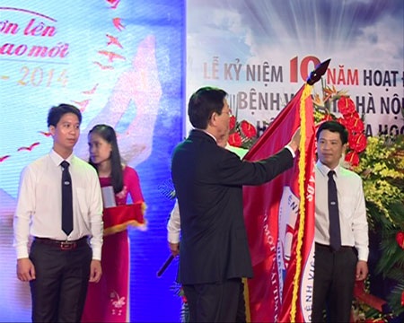 Bệnh viện Tim Hà Nội: Cứu sống hàng nghìn bệnh nhân bằng nhiều kỹ thuật hiện đại - 3 Ông Nguyễn Thế Thảo, Chủ tịch UBND TP Hà Nội trao huân chương lao động hạng 3 cho BV Tim Hà Nội.