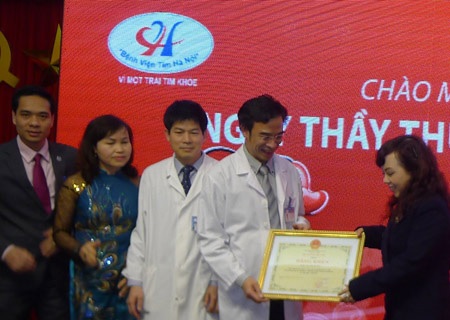Bệnh viện Tim Hà Nội: Cứu sống hàng nghìn bệnh nhân bằng nhiều kỹ thuật hiện đại - 2 Bộ trưởng Nguyễn Thị Kim Tiến trao bằng khen cứu
kịp thời bệnh nhân nguy kịch