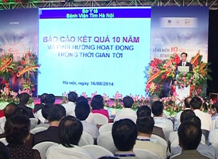 Bệnh viện Tim Hà Nội: Cứu sống hàng nghìn bệnh nhân bằng nhiều kỹ thuật hiện đại - 1 PGS.TS Nguyễn Quang Tuấn báo cáo về hoạt động của BV với