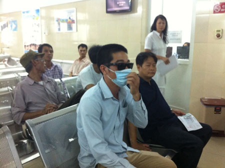 Hà Nội: Bùng phát dịch đau mắt đỏ - 1 Bệnh nhân chờ khám đau mắt đỏ tại BV Mắt Trung ương sáng 11/9.