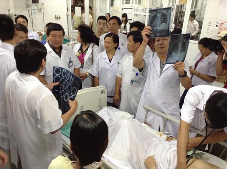 Vụ ô tô lao xuống vực: Một bệnh nhân đã chết não - 1 Vụ ô tô lao xuống vực: Một bệnh nhân đã chết não