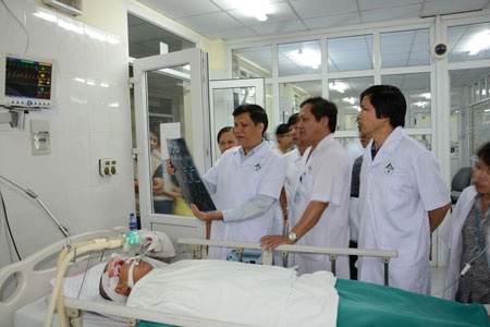 Vụ tai nạn lật xe ở Sa Pa: 100% người bệnh được miễn viện phí - 1 Vụ tai nạn lật xe ở Sa Pa: 100% người bệnh được miễn viện phí