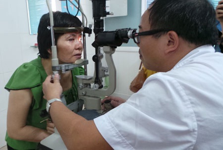 Hà Nội: Bùng phát dịch đau mắt đỏ - 2 Bệnh nhân đau mắt đỏ không mở được mắt vì ghèn, dử. Ảnh: H.Hải