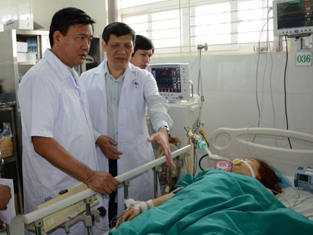 Vụ tai nạn ô tô thảm khốc tại Sa Pa: Một bệnh nhân nặng được chuyển lên tuyến trên - 1 Vụ tai nạn ô tô thảm khốc tại Sa Pa: Một bệnh nhân nặng được chuyển lên tuyến trên