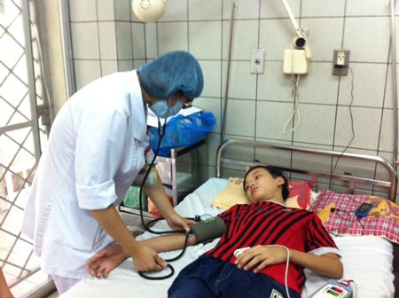 Cứu sống thiếu niên đột nhiên liệt toàn thân sau một đêm