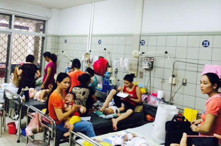 Trẻ mắc bệnh hô hấp tăng vọt vì chuyển mùa. Ảnh: H.Hải