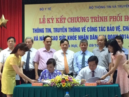Bộ trưởng Bộ Y tế Nguyễn Thị Kim Tiến và Bộ trưởng Bộ Thông tin và Truyền thông