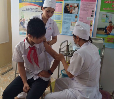 Việt Nam sẽ ưu tiên sản xuất vắc xin - 1 Tiêm vắc xin sởi - rubella cho học sinh. Ảnh: H.Hải