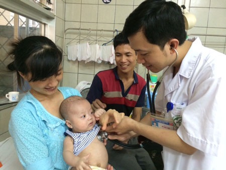 Đức Anh nhăn nhó khi bị đánh thức...