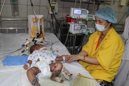 Bé 9 tháng tuổi sống diệu kỳ sau nhiều lần gia đình xin về vì biến chứng sởi