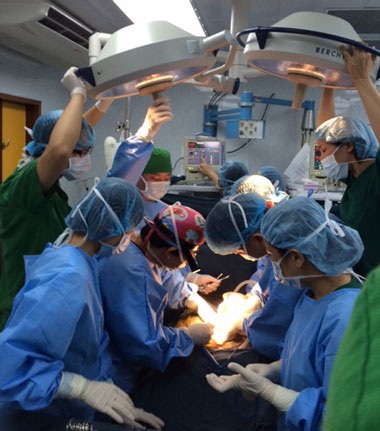 Sau hơn 3 tiếng phẫu thuật, ca mổ tách rời cặp song sinh dính liền đã thành công.